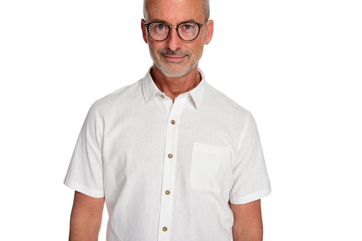 Men&#39;s Short Sleeve Shirt the Radium Short Sleeve Hemp and Organic Cotton Shirt by Fisher + Baker White Left Front Pocket and Point Collar